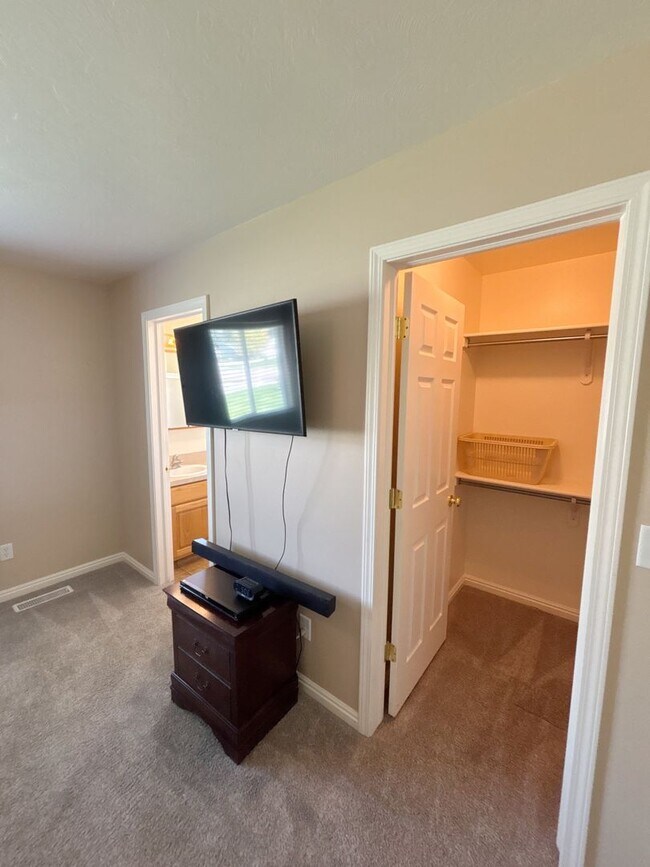 Building Photo - 2456 Brandon Dr