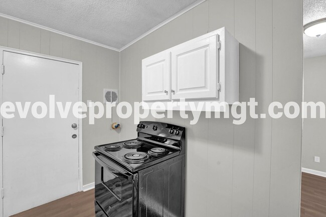 Building Photo - $300 OFF FIRST MONTH'S RENT  MOVE IN SPECI...