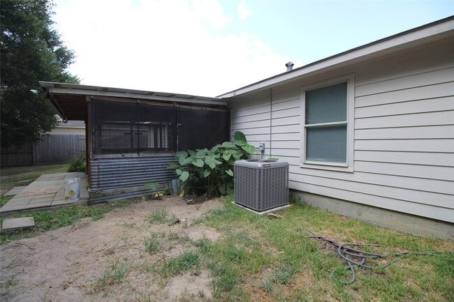 Building Photo - 16405 Sun View Ln