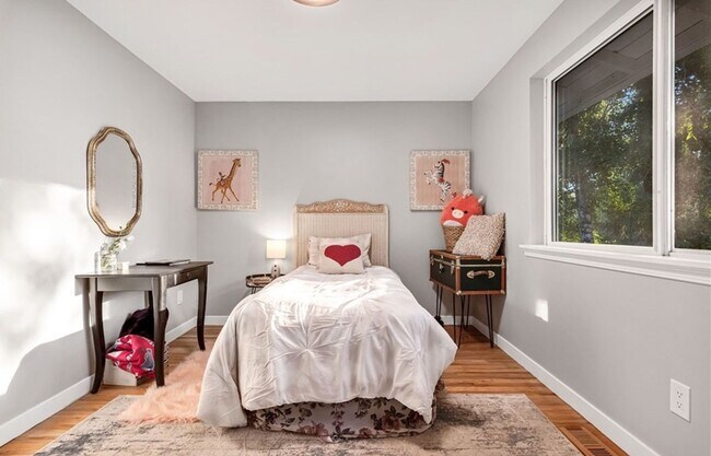 Building Photo - 4 Bed and 2 Bath Beautiful Bellevue Single...