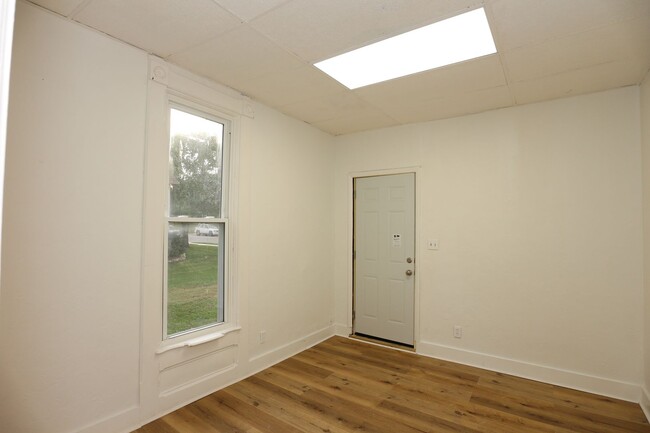 Building Photo - 1 Bedroom Crawfordsville Duplex!