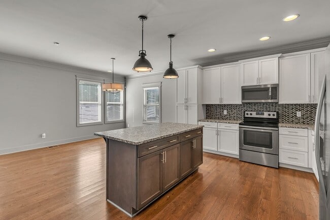 Building Photo - Modern Townhome Living in the Heart of Wed...