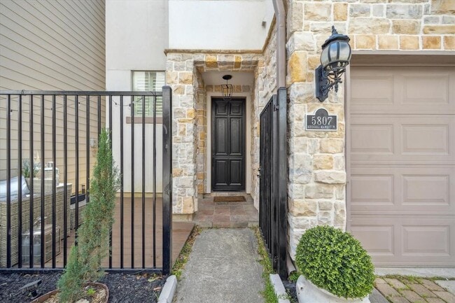 Building Photo - 5807 Birdsall Market Pl