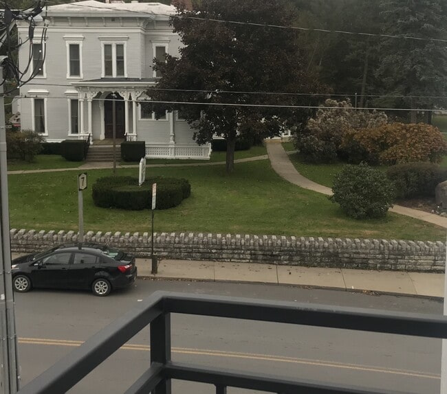 Building Photo - 61 Chestnut St