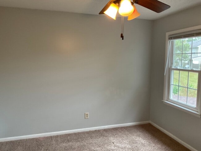 Building Photo - Charming 2 bedroom 1.5 bath town home loca...