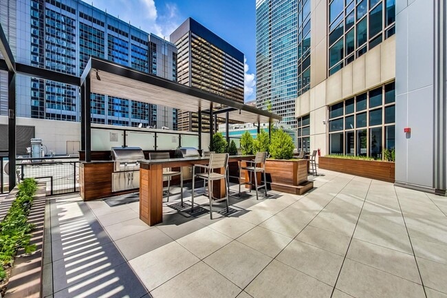 Building Photo - 512 N McClurg Ct