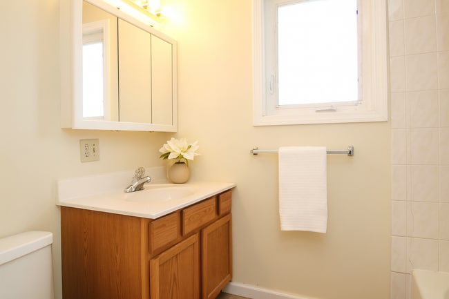 Building Photo - Spacious Renovated Colonial on The Lebanon...