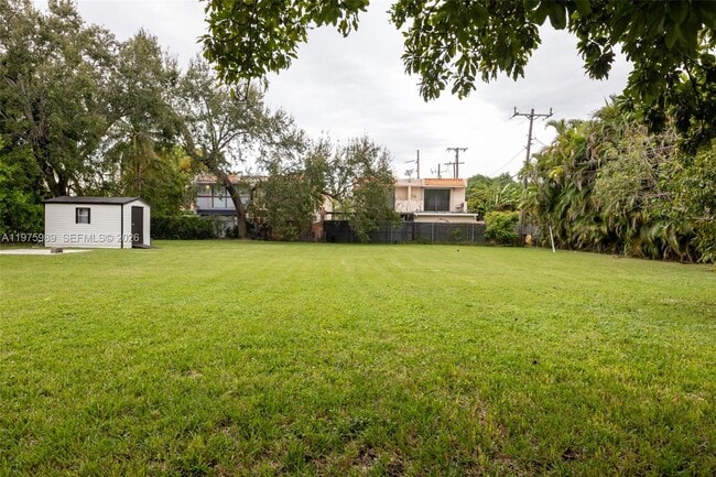 Building Photo - 3401 SW 17th St