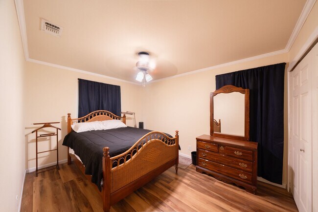 Building Photo - Updated 3-Bedroom Home with Private Yard &...