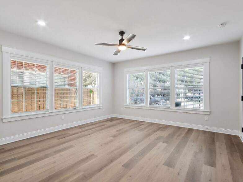 Building Photo - 1904 Calumet St