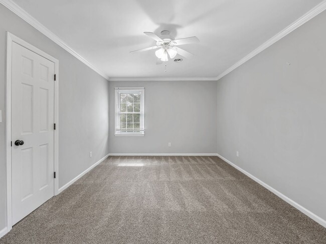 Building Photo - Luxury Living Awaits in this 6 Bedroom, 5 Bathroom Home – Elegant Comfort in a Prime Location