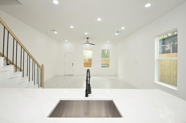 Building Photo - 9312 Waller St