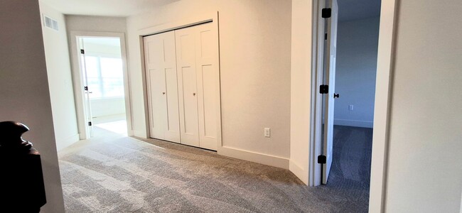Building Photo - 3 Bedroom 2.5 Bathroom Available in Elizab...