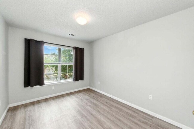 Building Photo - Charming 3-Bed, 2-Bath Townhome!
