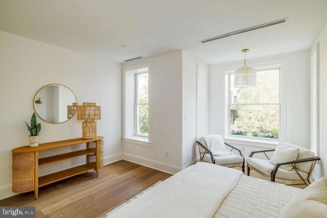 Building Photo - 2460 Ontario Rd NW