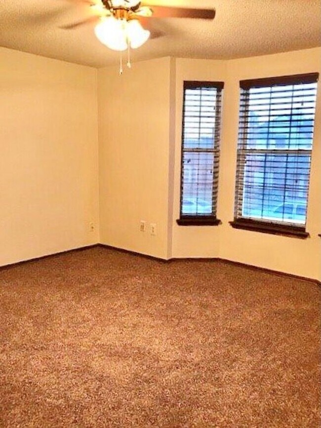 Building Photo - 4-bed 2-bath 2-car For lease SW Moore
