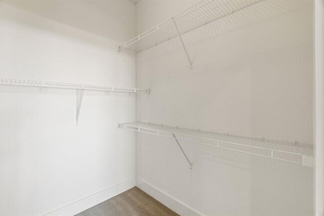 Building Photo - 604 N Bluff Dr