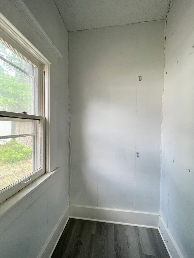 Building Photo - Large 3 bedroom home