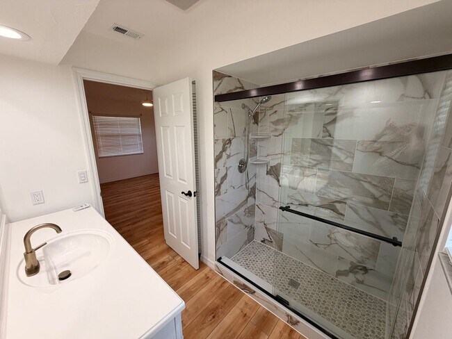 Building Photo - Highly sought after 2/2 in Gulf Gate