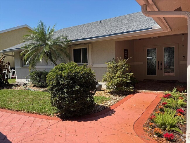 Building Photo - 710 SW 98th Ter