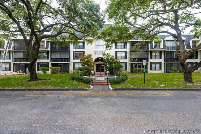 Building Photo - 3680 Inverrary Dr