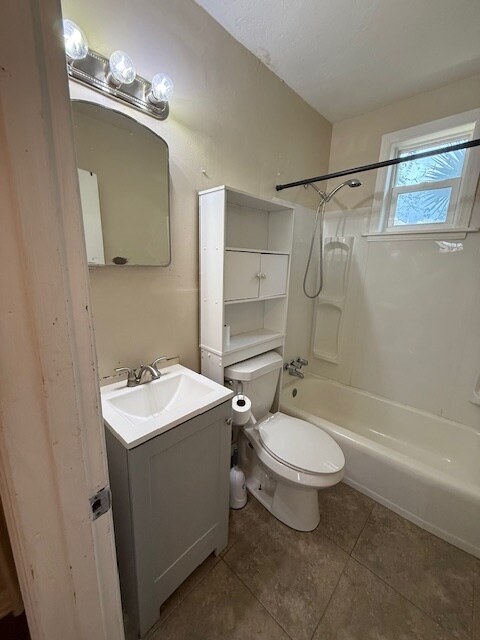 Full Bathroom - 314 S K St