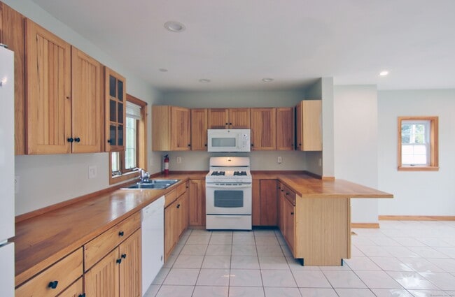 Building Photo - 290 Folino Dr