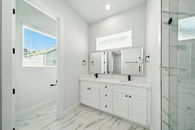 Building Photo - 2304 Hoskins Dr
