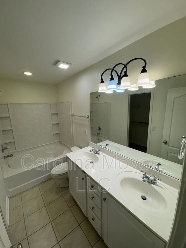 Building Photo - 121 Pine Walk Dr