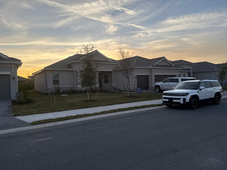 Building Photo - 7796 Lakes Edge Ln