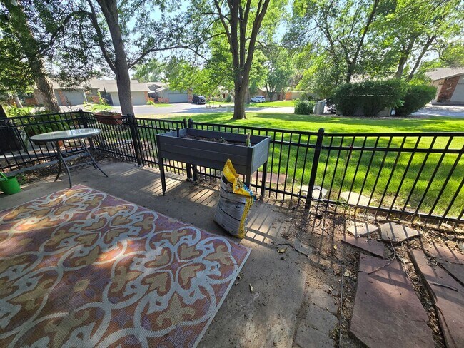 Building Photo - Cute 3 Bedroom Townhome in Adriel Hills Now Available! Great Location/Community!