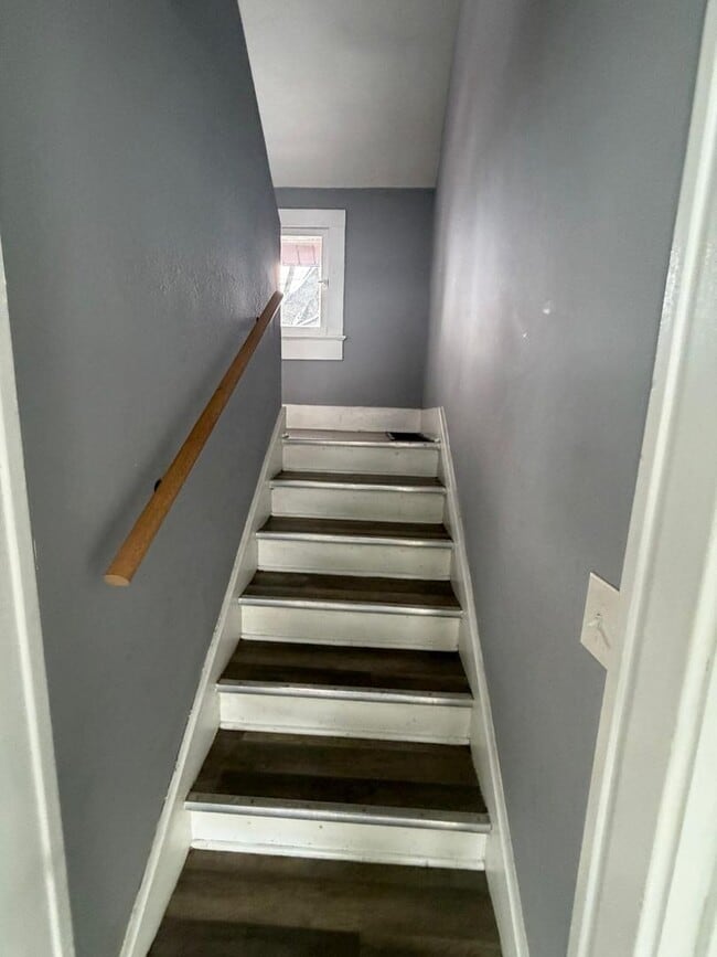 Building Photo - 3 bedroom Home Lower credit scores accepted with proof of income!!