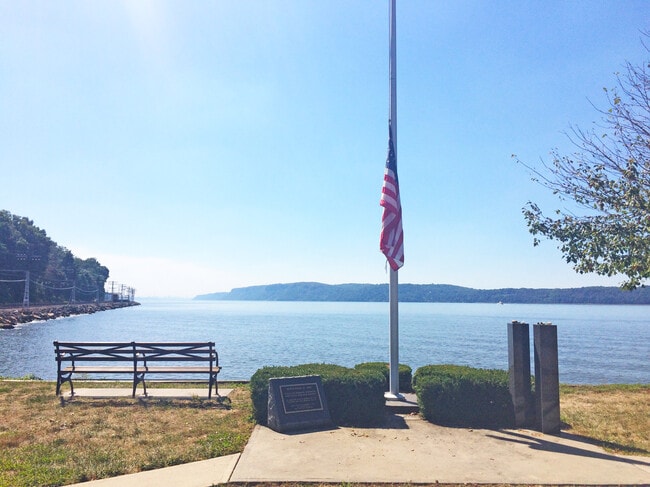 Building Photo - 1 S Astor St