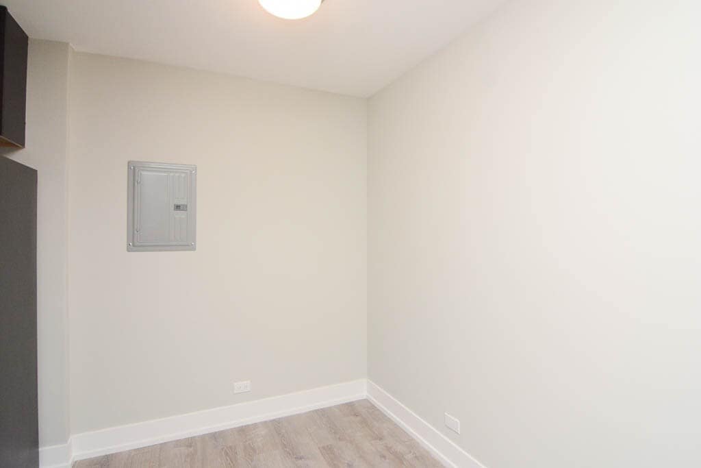 Building Photo - 535 W Surf St