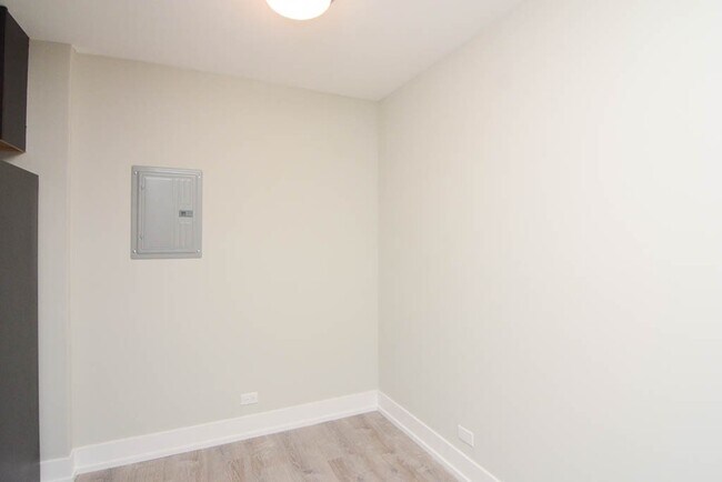 Building Photo - 447 W Surf St