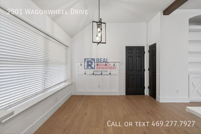 Building Photo - 2501 Wagonwheel Dr