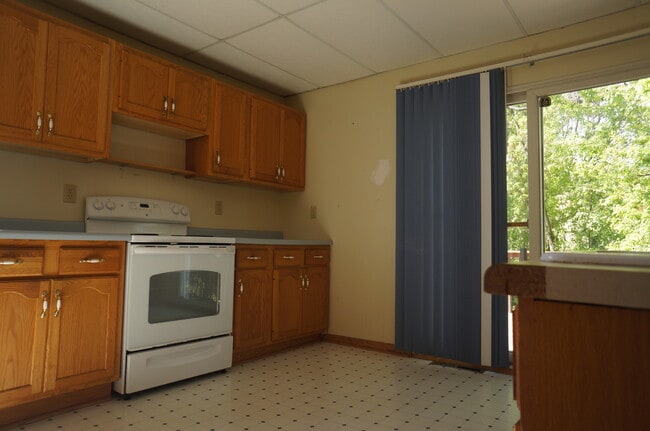 Building Photo - AVAILABLE JUNE - 5 Bed 2 Bath In East Hillside