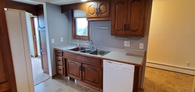 Building Photo - LARGE HOME WITH BEAUTIFUL VIEWS OF BOTH GRAND TRAVERSE BAYS