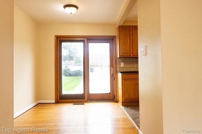 Building Photo - 32121 Grandview Ave