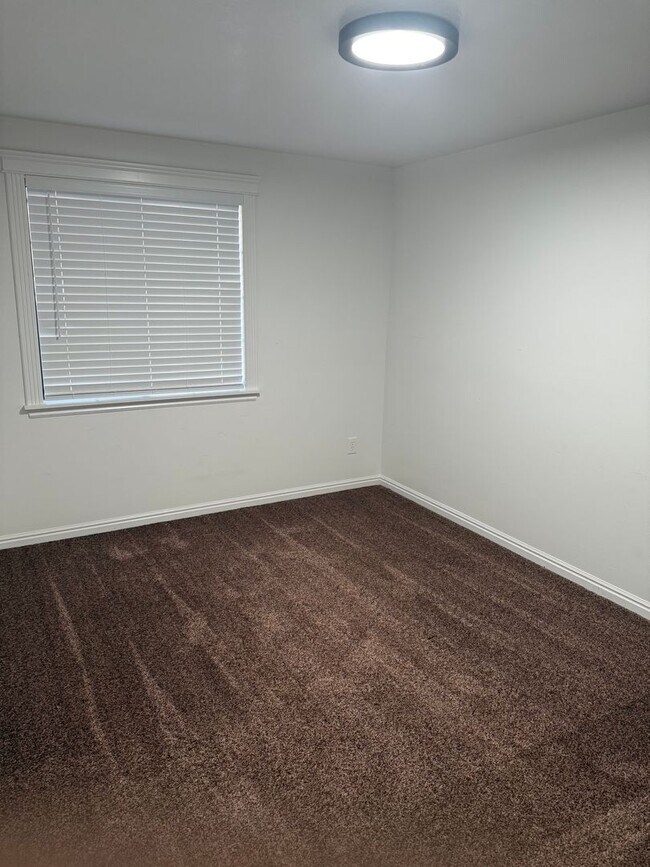 Building Photo - Half off first months rent - Beautiful home with lots of parking and central air