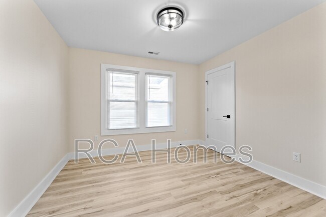 Building Photo - 18 N Gray St