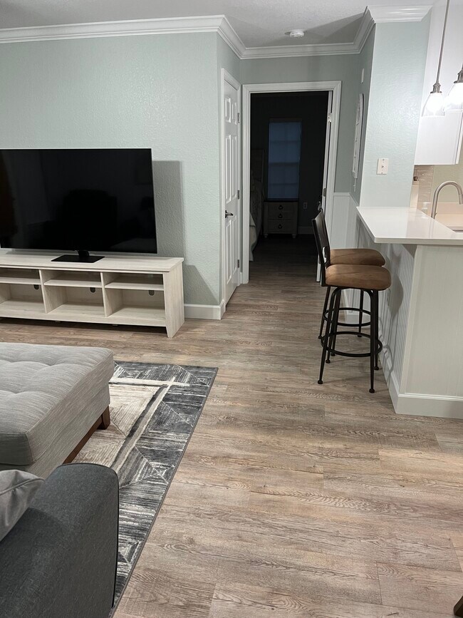 Building Photo - 8821 Manor Loop