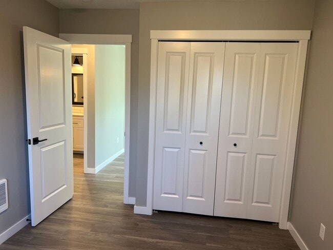 Building Photo - Newer 3 bedroom 2.5 bathroom duplex in Thu...