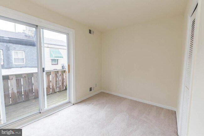 Building Photo - 113 Mountain St