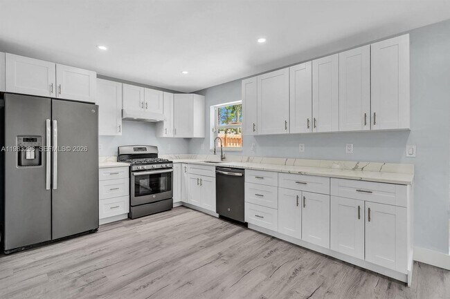 Building Photo - 2920 NE 8th Terrace