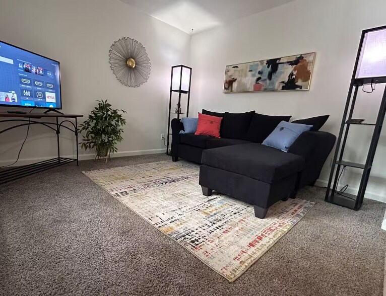 Primary Photo - 212 N Main St