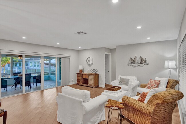 Building Photo - 620 W Palmetto Park Rd