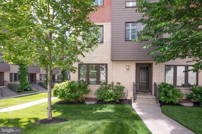 Building Photo - 1001 Lakeview Ct