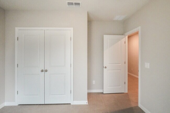 Building Photo - 18 Peterlee Ct