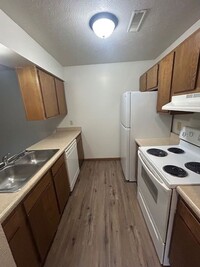 Building Photo - 2 bedroom 1 bath -  Top floor apartment